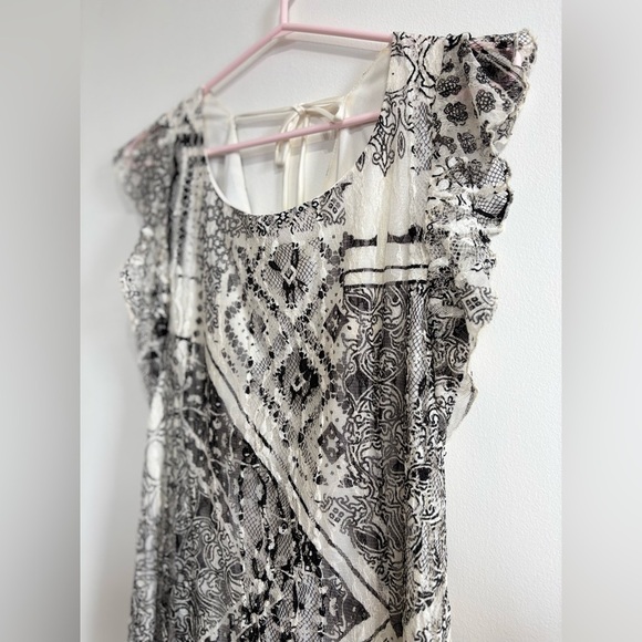 🎉4/30$🎉 Simon Chang Black and White Lace Patterned Maxi Dress🤍 - Picture 2 of 4
